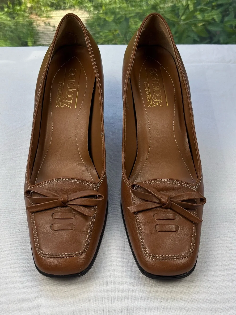 AEROSOLES Petunia Brown Leather Pumps Size 8.5 Kitten Heel Square Toe with Bow